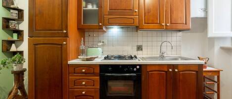 Kühlschrank, Ofen, Herdplatte, Wasserkocher mit Kaffee-/Teezubehör