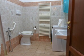 Shower, hair dryer, bidet, towels - Casa Pia with pretty garden in Oliena (Oliena)