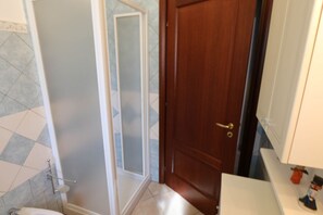 Bruser, hårtørrer, bidet, håndklæder