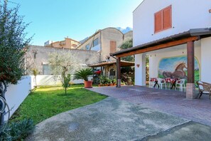 Outdoor dining - Casa Pia with pretty garden in Oliena (Oliena)