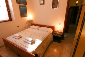 2 bedrooms, WiFi, bed sheets, wheelchair access - Casa Pia with pretty garden in Oliena (Oliena)