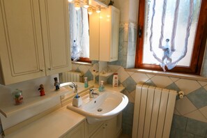 Dusche, Haartrockner, Bidet, Handtücher