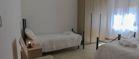 3 Schlafzimmer, Schreibtisch, BettwÀsche