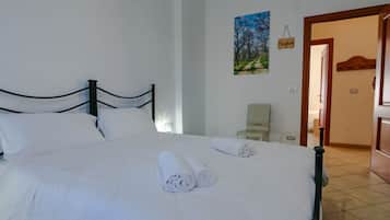 3 bedrooms, desk, bed sheets