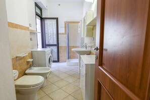 Doccia, bidet, asciugamani