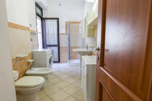 Douche, bidet, serviettes fournies