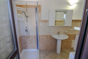 Douche, bidet, serviettes fournies