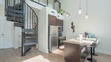 Apartemen Superior | Dapur pribadi | Lemari es besar, microwave, oven, dan kompor