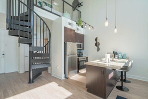 Superior Apartment | Private kitchen | Full-sized fridge, microwave, oven, stovetop - 1 BR Loft Views King Beds Shop Dine 4053 (Phoenix)