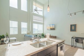 Superior Apartment | Private kitchen | Full-sized fridge, microwave, oven, stovetop - 1 BR Loft Views King Beds Shop Dine 4053 (Phoenix)
