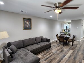 Smart TV, Hulu, streaming services - Lindsay's Lazy Getaway (Helen)