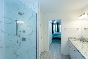 Dusche, Haartrockner, Handtücher, Seife