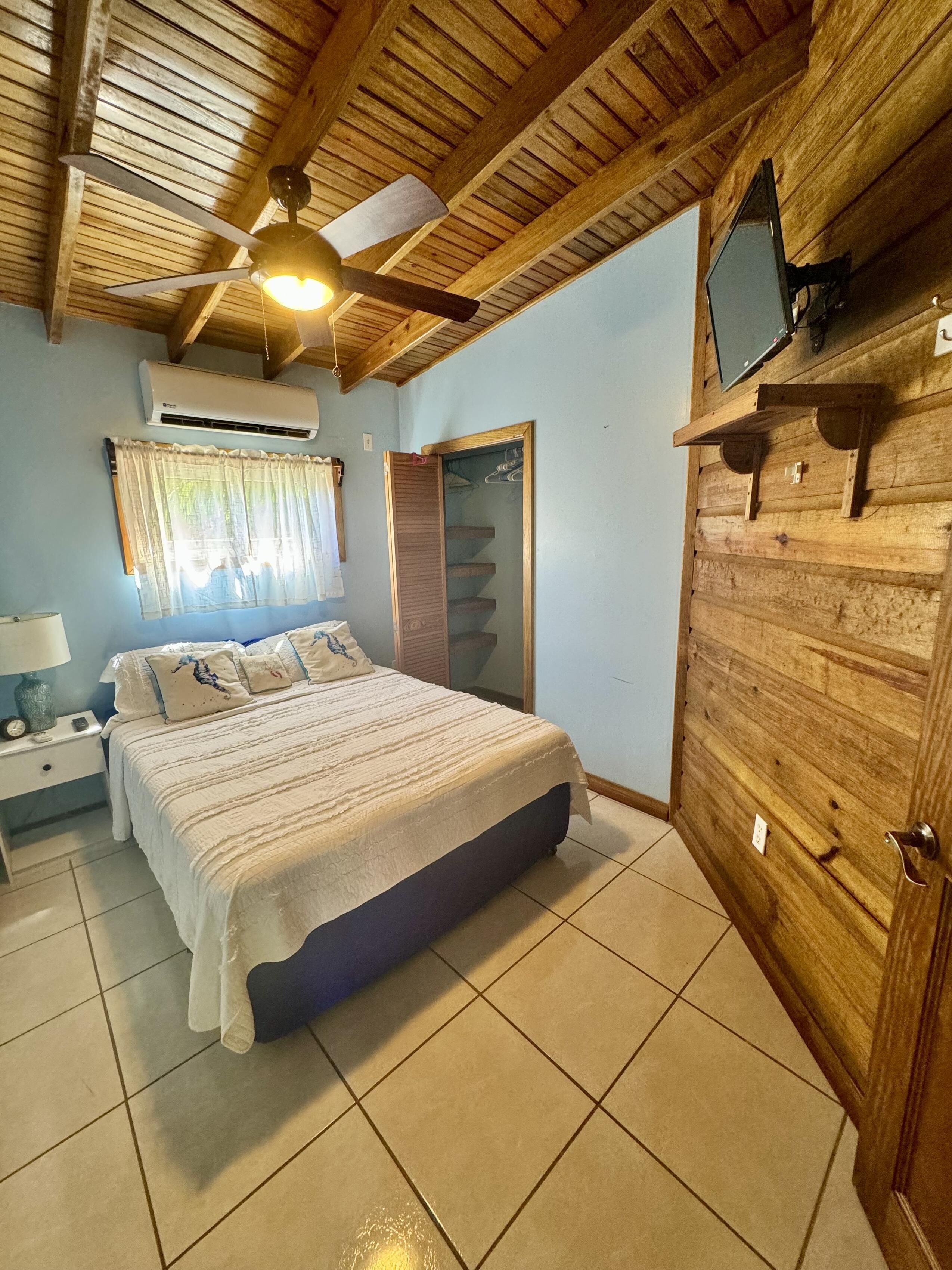 2 slaapkamers, een strijkplank/strijkijzer, gratis wifi, beddengoed