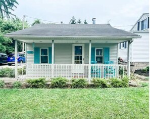 Exterior - Love Shack Private Hot tub  steps to Jet/Town (Port Clinton)