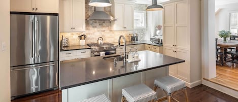 Fridge, microwave, stovetop, dishwasher