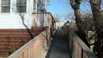 Un étroit sentier en bois mène à un bâtiment portant le numéro « 449 ».