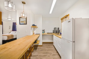 Réfrigérateur, four à micro-ondes, surface de cuisson, cafetiÚre-théiÚre