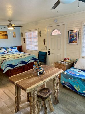 Iron/ironing board, travel cot, WiFi, bed sheets - Studio Abajo @ The Blue Bahia Resort in Sandy Bay (Roatan)