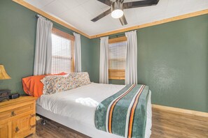 1 bedroom, WiFi, bed sheets - Salmon River Cabin #204 (Riggins)