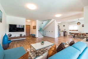 TV - Villa with pool (Pula)