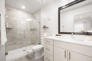 Een douche, een haardroger, handdoeken, zeep