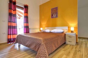 4 bedrooms, iron/ironing board, Internet