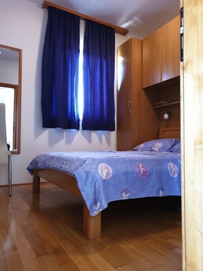 2 bedrooms, desk, WiFi, bed sheets