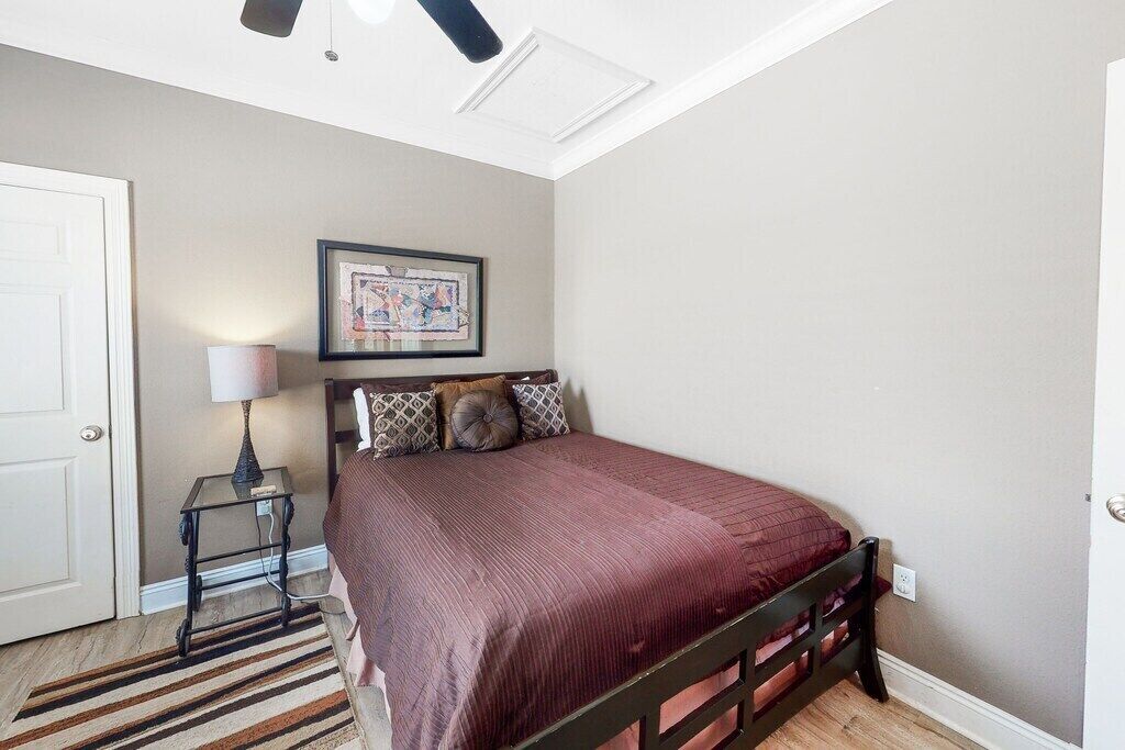 Peaceful, laid-back beach house: quiet neighborhood/ping pong/screened porch