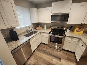 Réfrigérateur, micro-ondes, plaque de cuisson, lave-vaisselle