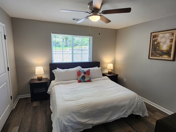 2 bedrooms, desk, iron/ironing board, WiFi