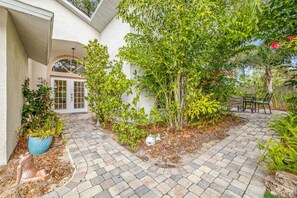 Terrace/patio - Tarpon Springs Fun in the Sun with a Pool, Beaches and Backyard Chickens (Tarpon Springs)