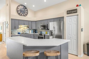 Een koelkast, een microgolfoven, een oven, een kookplaat