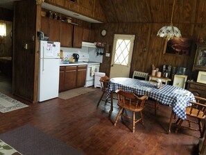 Kühlschrank, Mikrowelle, Wasserkocher mit Kaffee-/Teezubehör