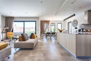 Televisie en een open haard