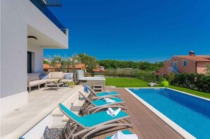 Pool - Villa with pool, jacuzzi and playing field (Rogovići)