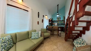 TV, books - Island Loft @ The Blue Bahia Resort in Sandy Bay (Roatan)