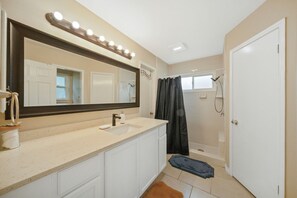 Shower, hair dryer, bidet, towels
