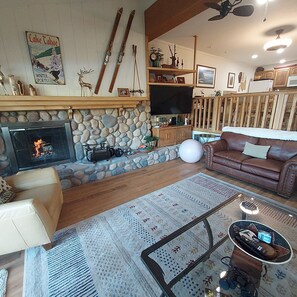 Smart TV, caminetto, stampante