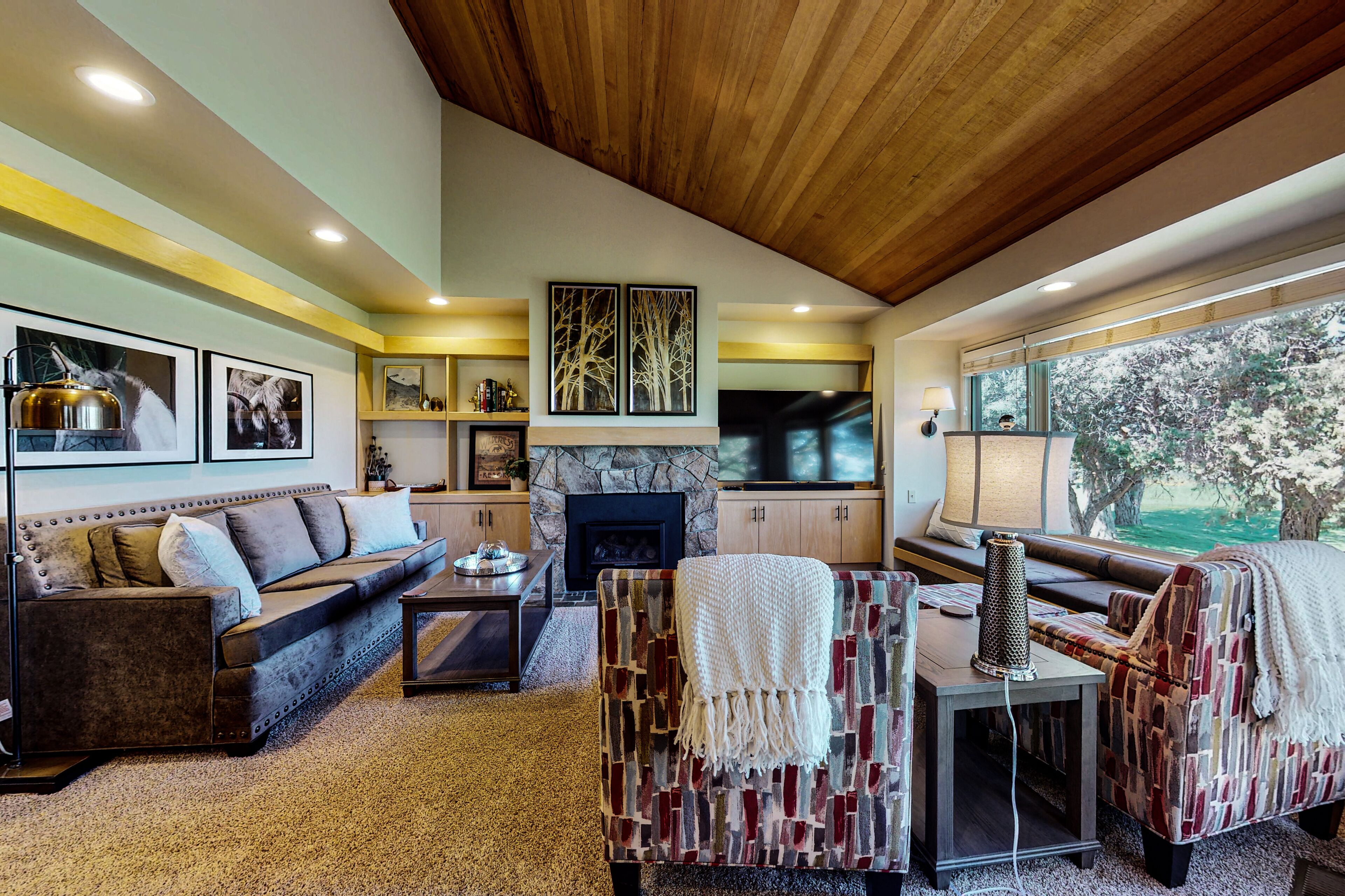 Charming townhome with pool, hot tub, sauna, tennis, golf, & W/D