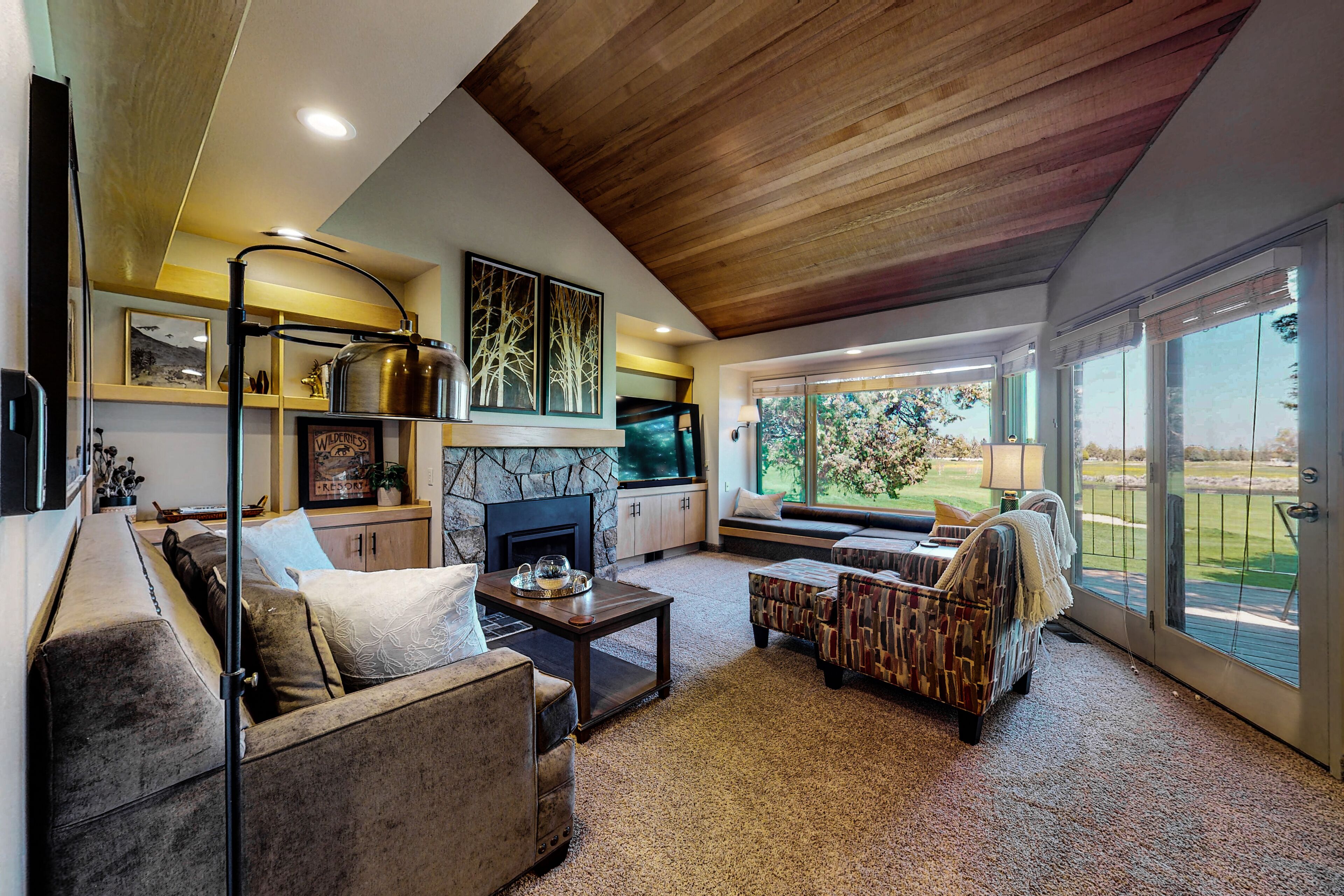 Charming townhome with pool, hot tub, sauna, tennis, golf, & W/D