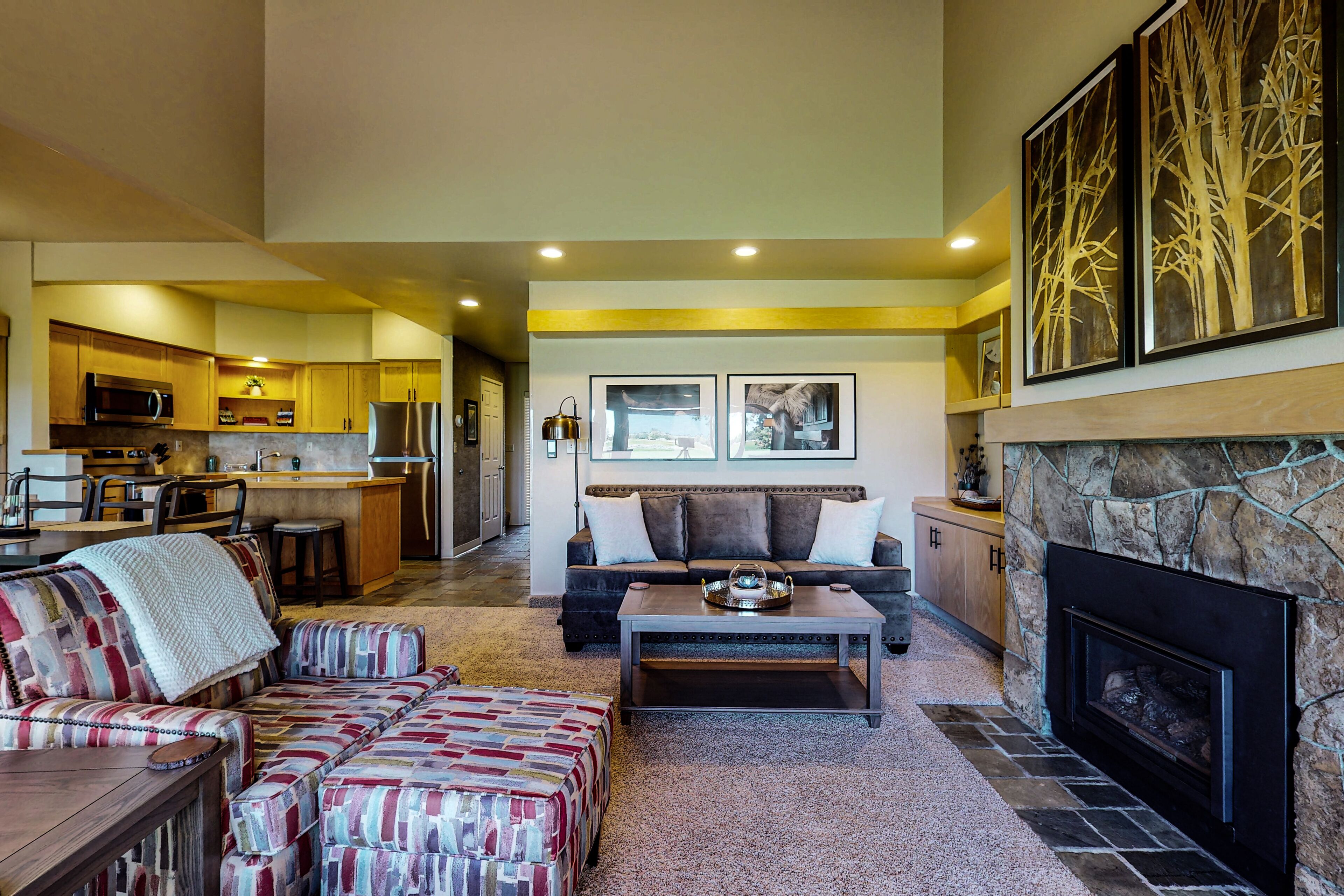 Charming townhome with pool, hot tub, sauna, tennis, golf, & W/D