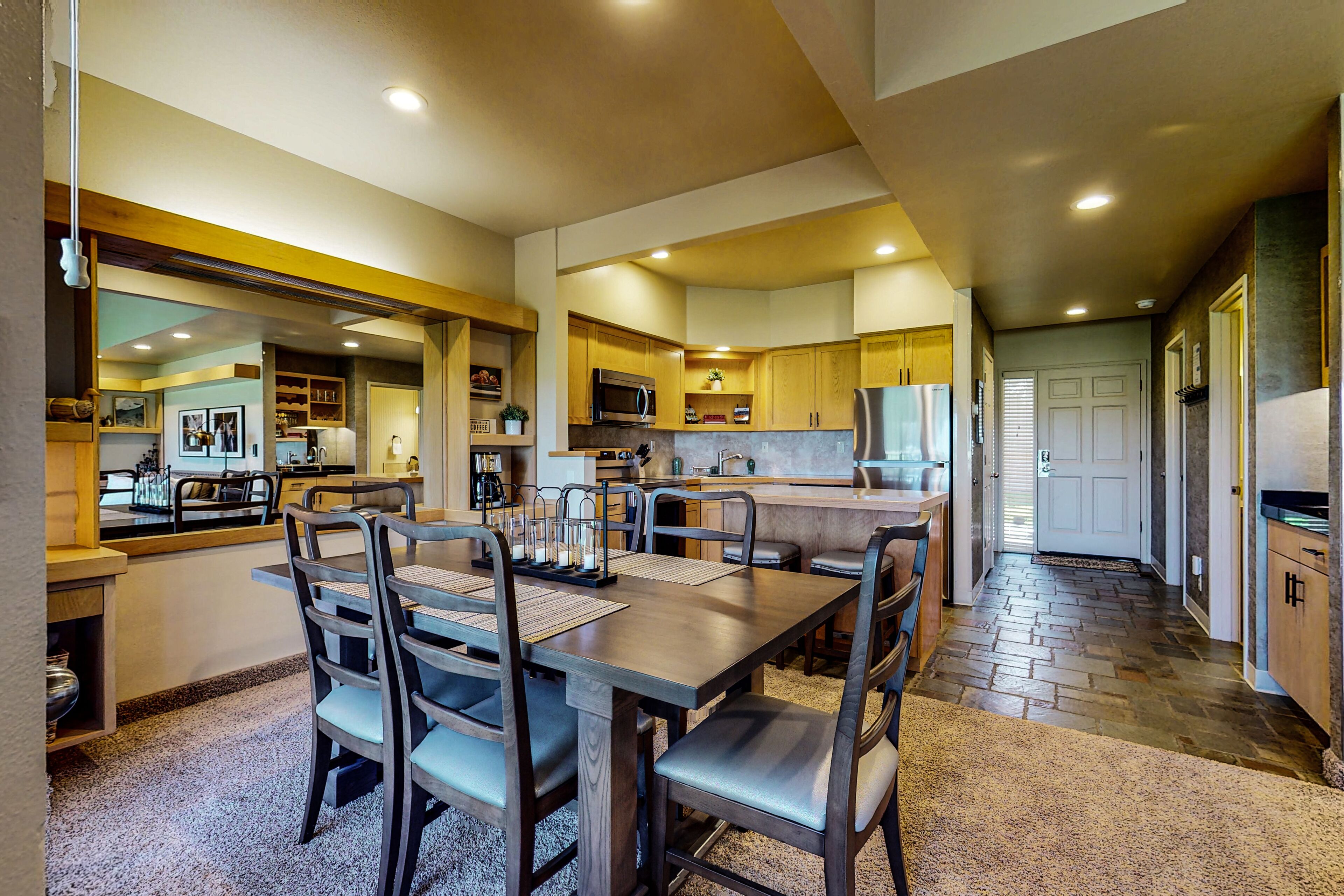 Charming townhome with pool, hot tub, sauna, tennis, golf, & W/D