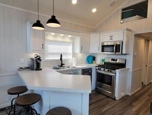 Kjøleskap, ovn, kokeplater og kjøkkenutstyr