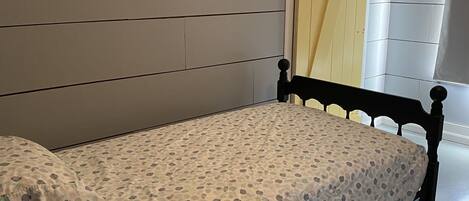 3 bedrooms, travel cot, bed sheets