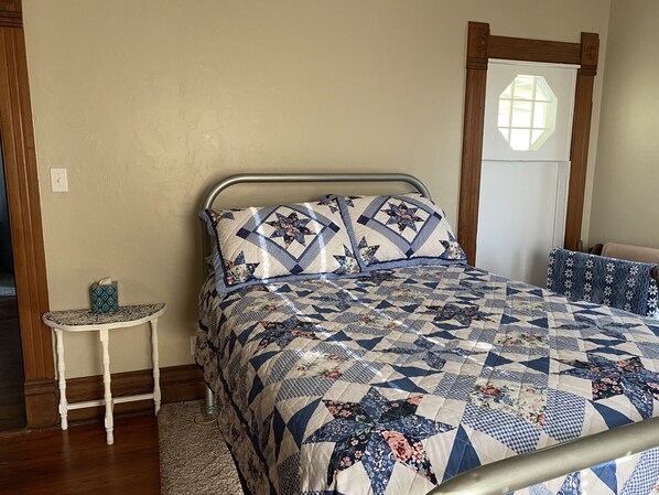 3 bedrooms, travel cot, bed sheets