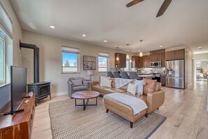 TV, caminetto, lettore DVD