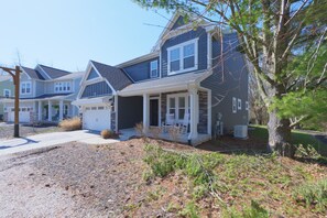 Exterior - Harbor Breeze - year round swimming (South Haven)