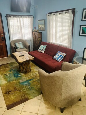TV, DVD player, books - Tortugas Del Mar @ The Blue Bahia Resort in Sandy Bay (Roatan)