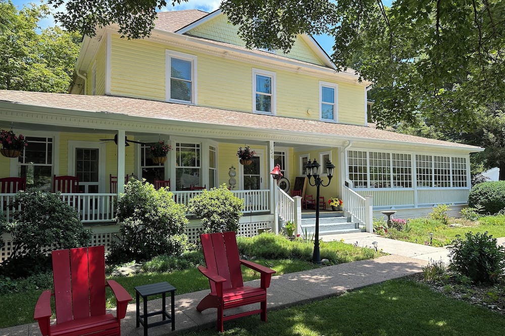 Red Rocker Inn