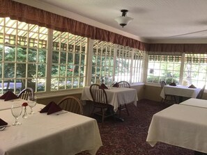 Dining - Red Rocker Inn (Black Mountain)